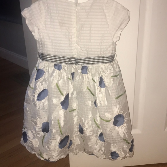 Beautiful white flower dress Size 5 - Picture 9 of 10